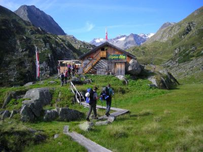 003-Auf dem Stubaier Hoehenweg an der Alpein Alm